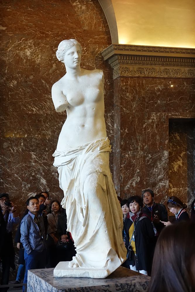 雕塑《米洛的维纳斯》不妨再来看看现存于卢浮宫的雕塑《米洛的维纳斯