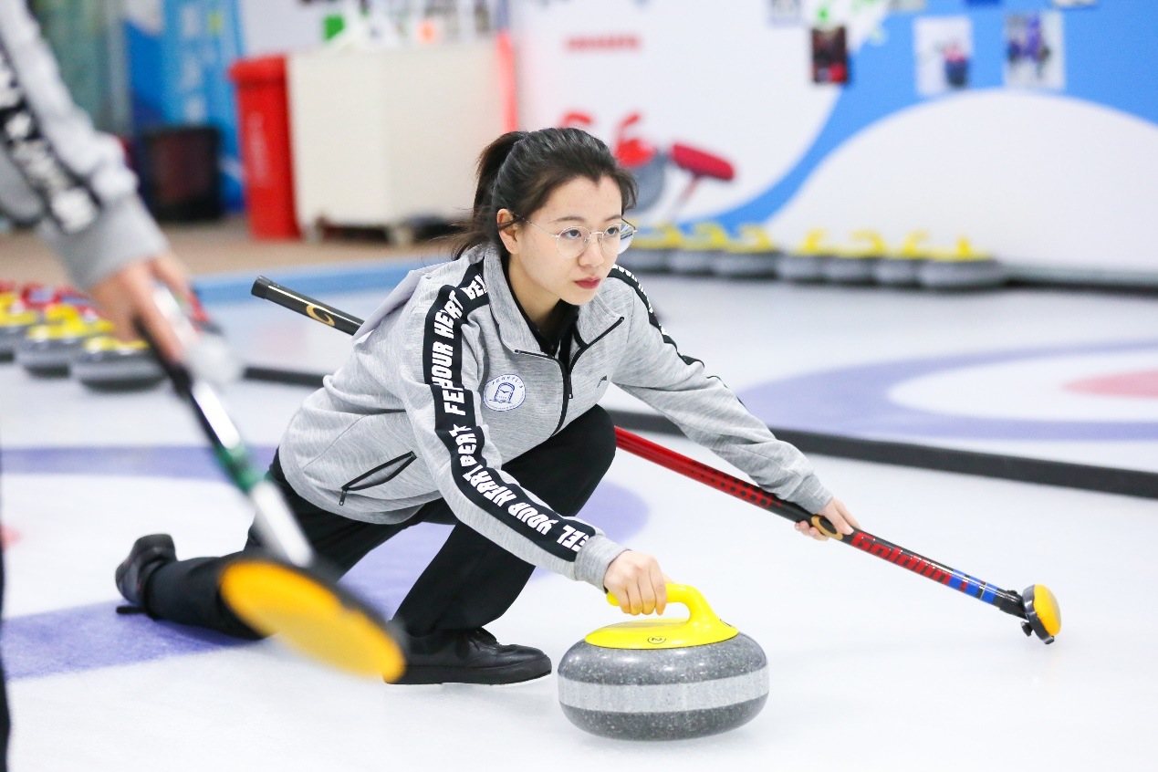 青海国际冰壶精英赛开赛首日 中国男女队均获开门红_新体育网