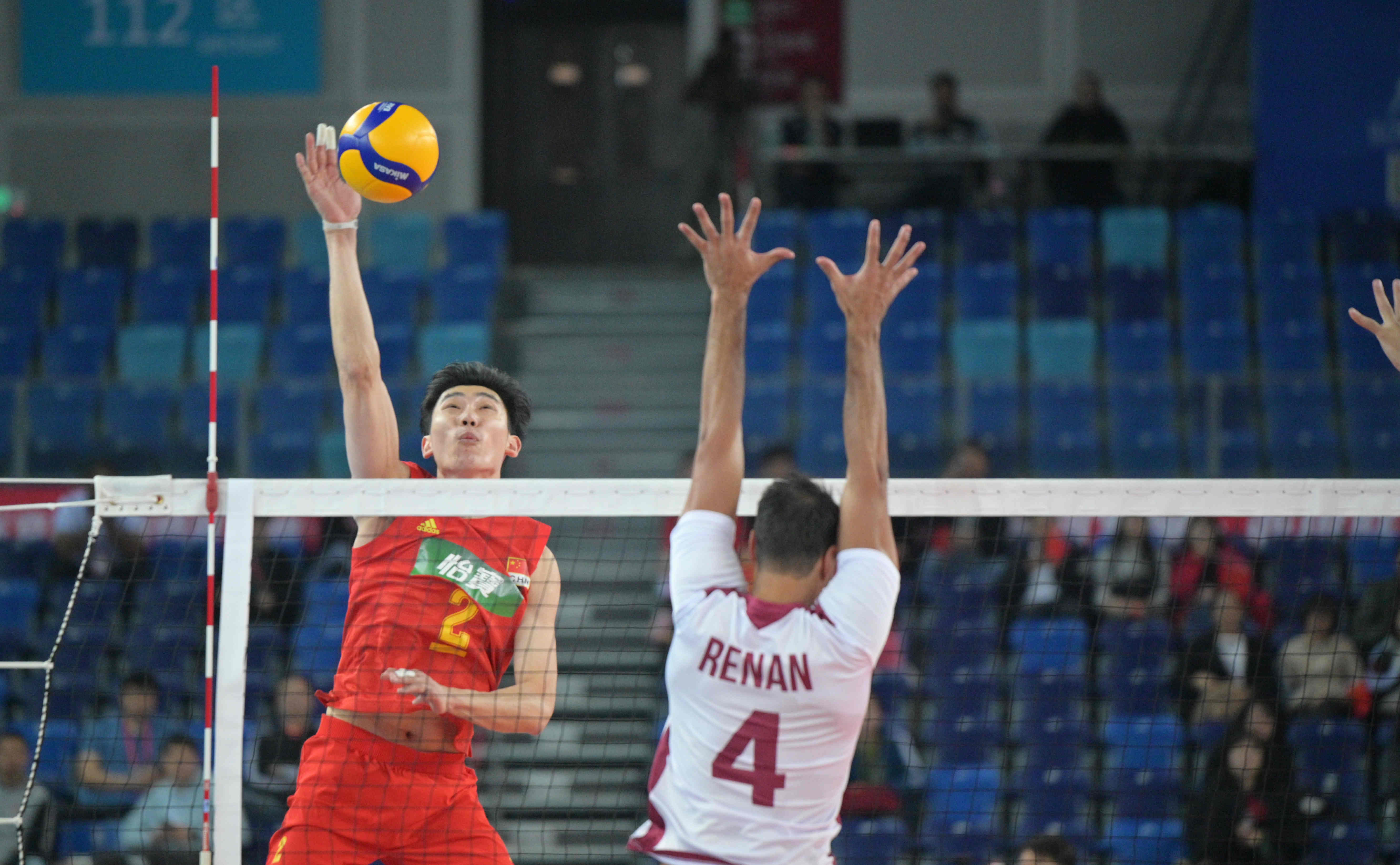 男排奥运资格赛江川高情商回应与卡塔尔队员冲突博得对手教练与队长