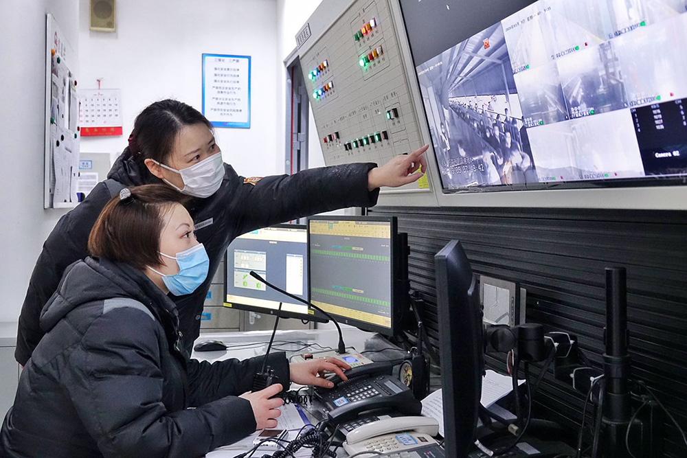 3月9日，地铁工作人员研究早高峰客流情况。  上海地铁供图