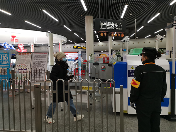 人民广场地铁站，乘客都戴口罩进站。澎湃新闻记者 臧鸣 图