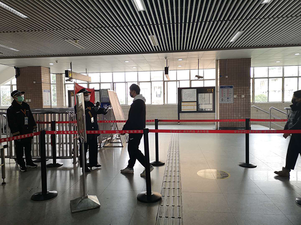 江湾镇站早高峰期间进站客流远不及平时，乘客保持间距排队进入。 澎湃新闻见习记者 张慧 图