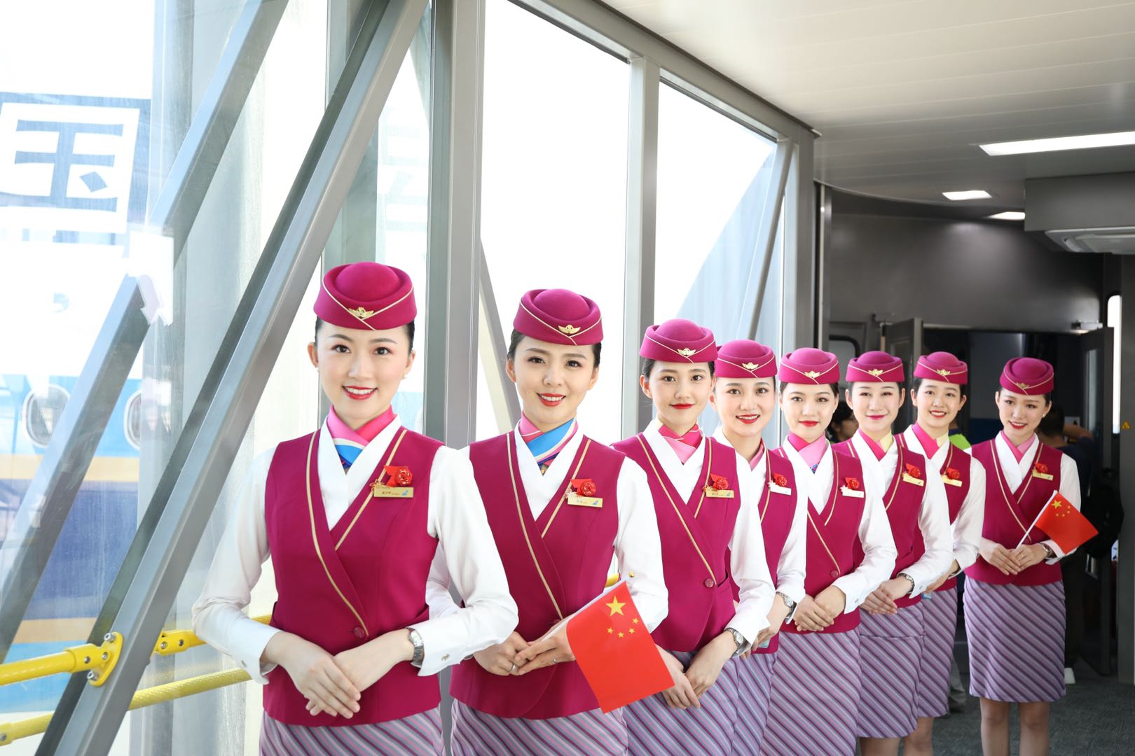 祥鹏航空乘务员获评“2017中国最美丽空姐”
