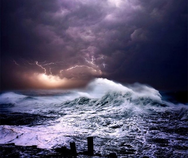 海上狂风暴雨图片