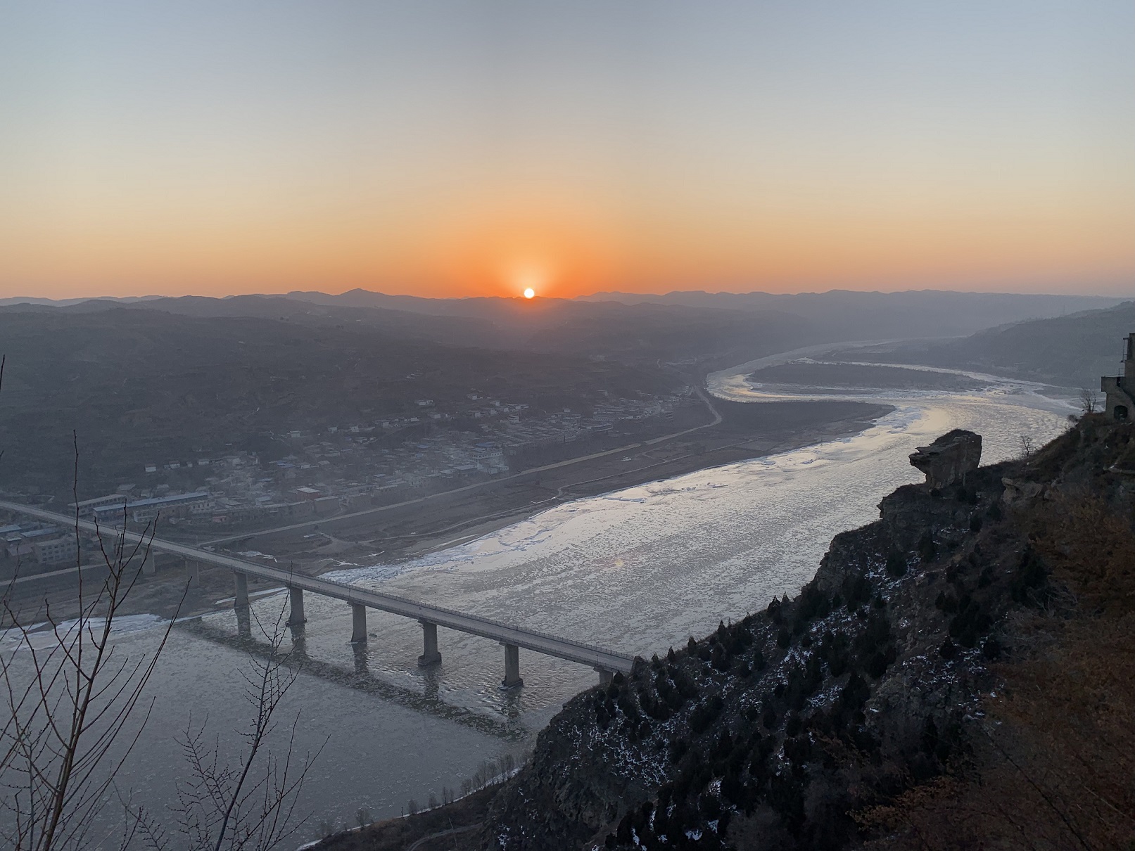 曾泰元配图4：陕北佳县黄河边之九-太阳浮上地平线(1).jpg