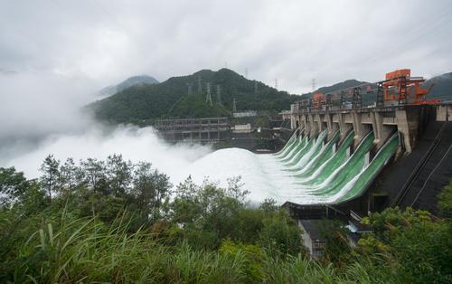 水位持續上漲新安江水庫建成61年來首次打開全部9個洩洪閘洩洪