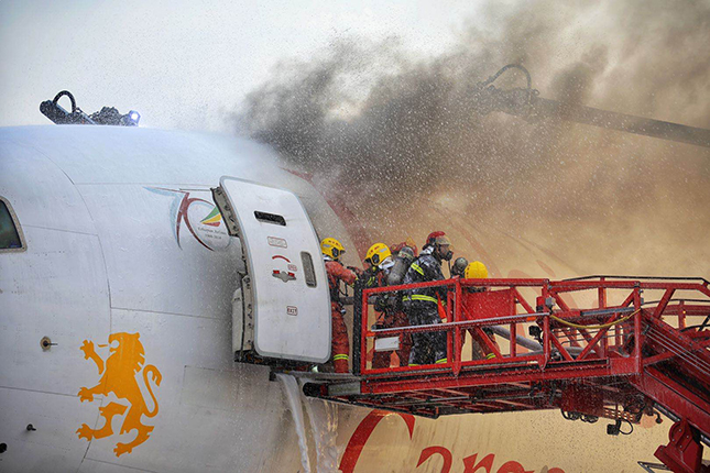 浦东机场一架国际货运飞机起火,消防,武警协同合作成功扑灭火势,事故