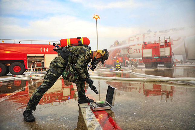 浦东机场一架国际货运飞机起火,消防,武警协同合作成功扑灭火势,事故