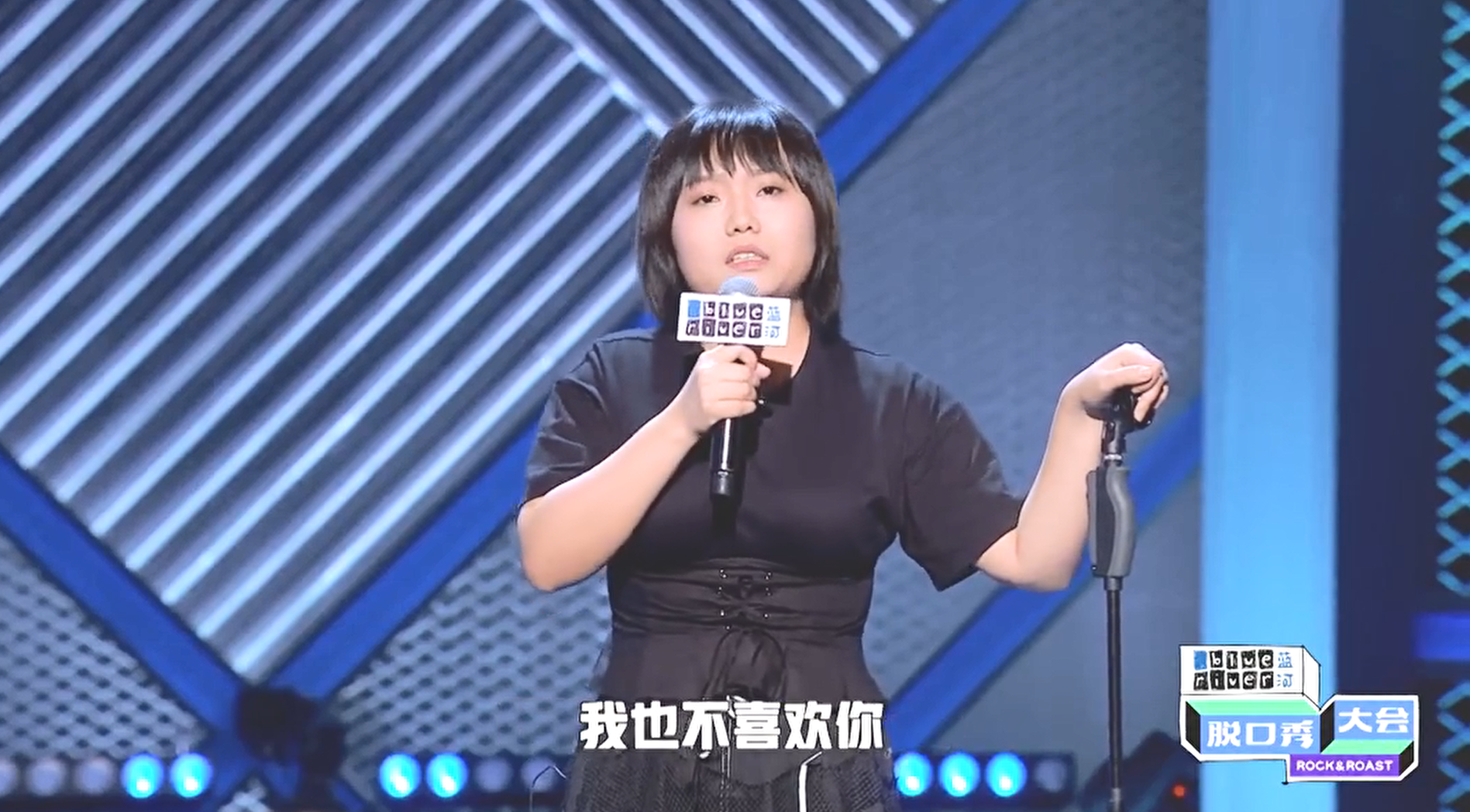 砸手机、割手腕，李雪琴的不快乐，超乎你想象