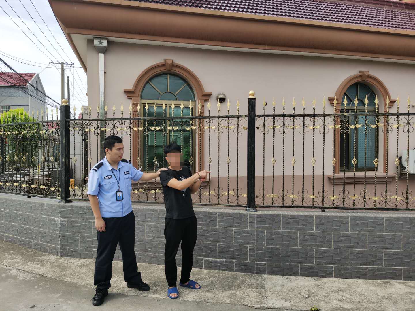 杂货店没关窗少了6条烟报警后牵出了一系列盗窃案