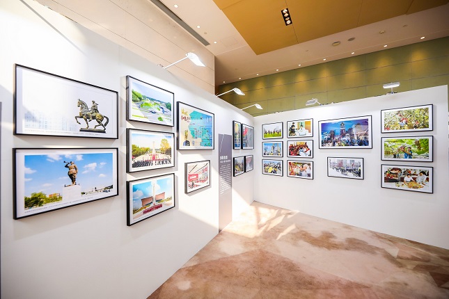 “看！‘盐’里满是幸福”新闻摄影图片展现场.jpg
