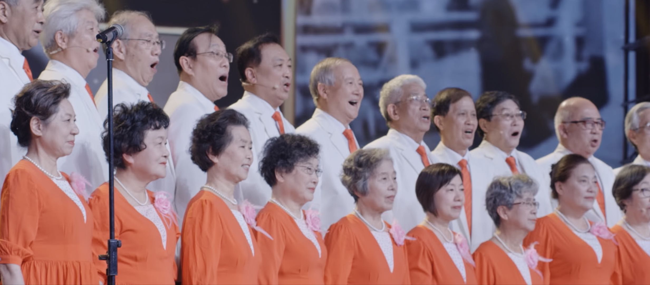 三集共150分钟,以清华大学上海校友会成立合唱团为背景,展现了一群
