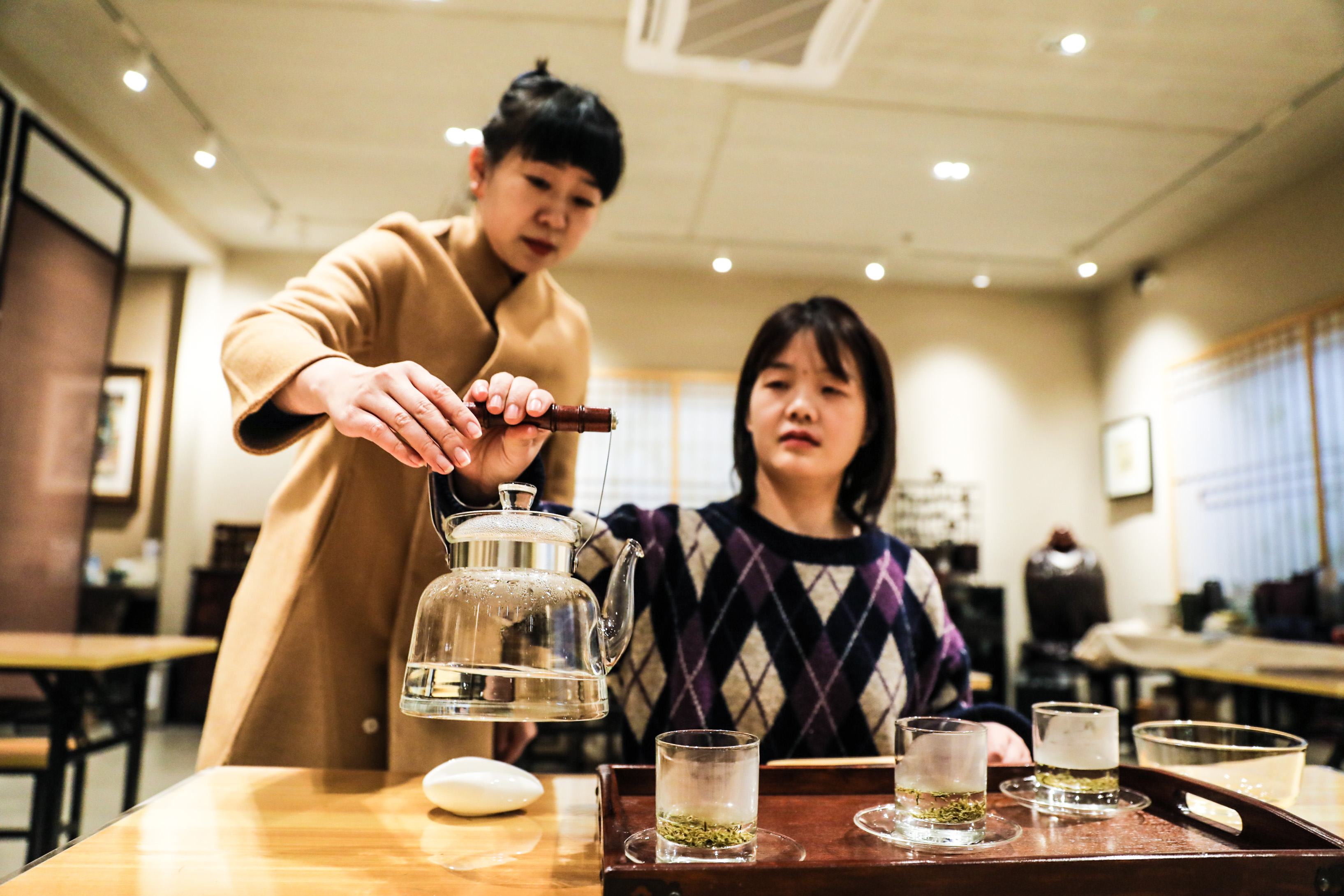 氤氳茶香中展示海派茶藝獨特韻味,上海選手常靜摘得首