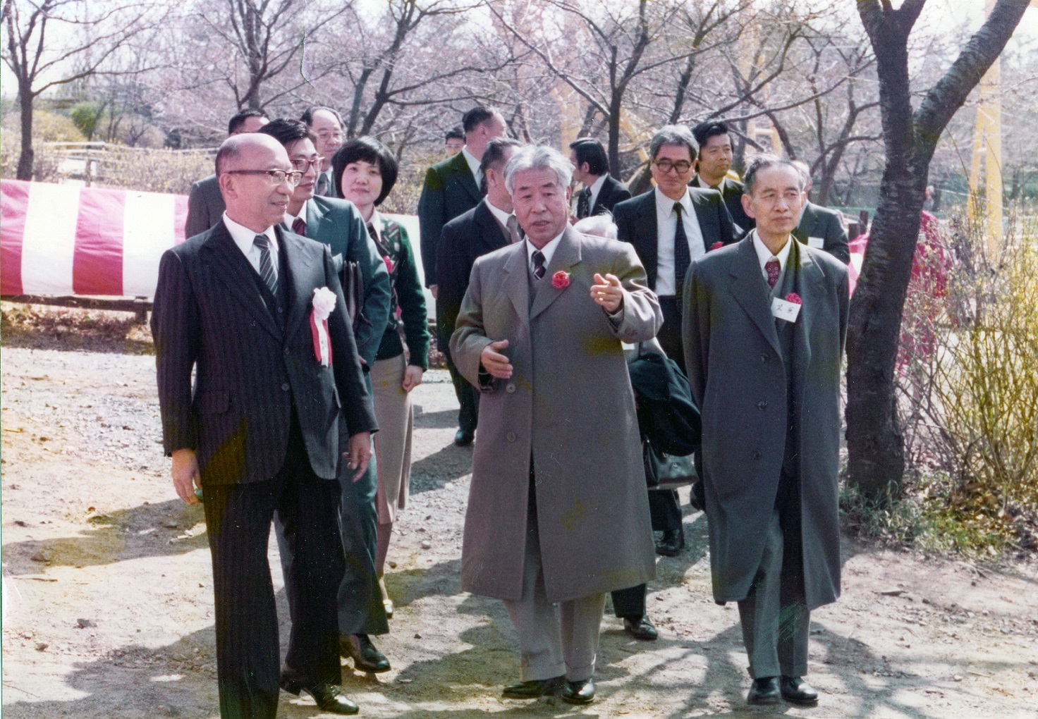 陈喜儒:左起艾芜、公木、日方陪同.jpg 陈喜儒:左起艾芜、公木、日方陪同.jpg