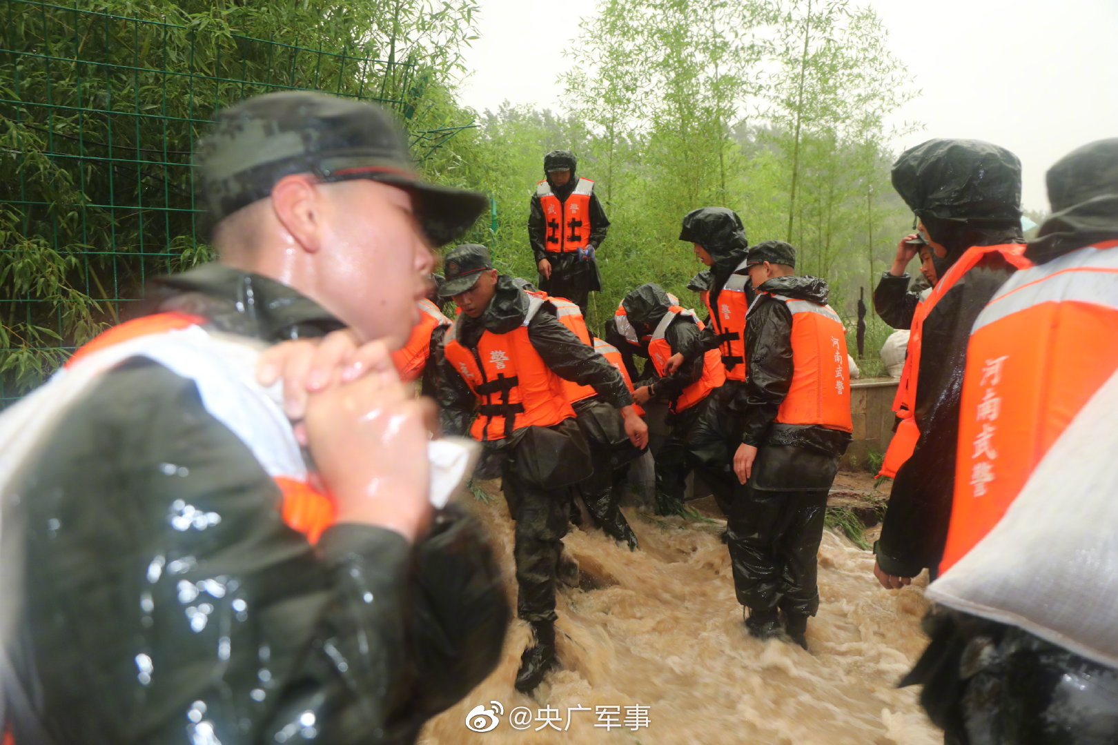 河南暴雨解放军图片