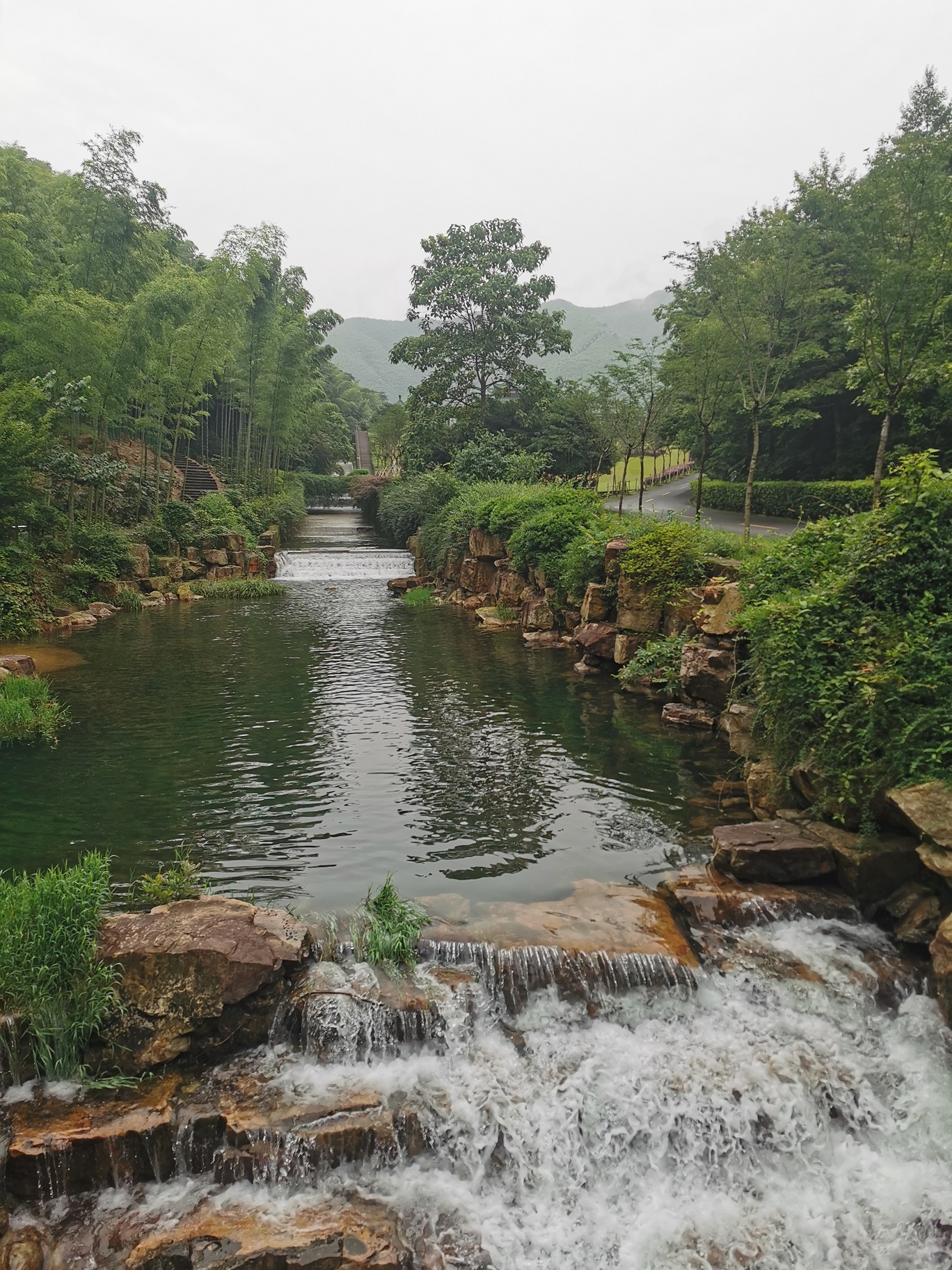 张蛰：山脚下的水很大.jpg