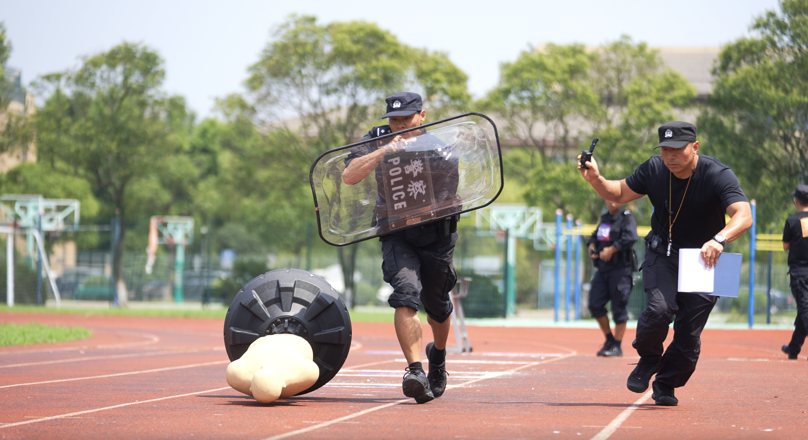 上海边检总站民警手持盾牌奔赴目标区域—俞思恩拍摄.png