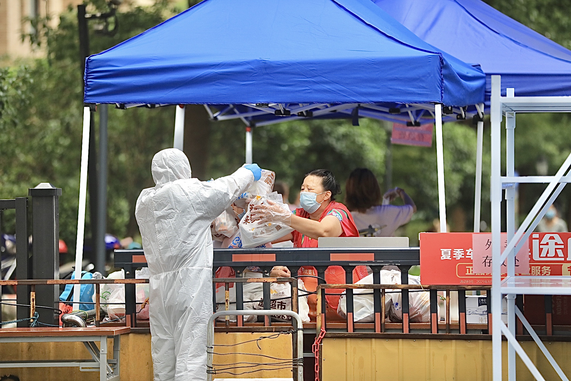 视频| 浦东心圆西苑小区列为中风险地区:居民连夜进行核酸检测,严格