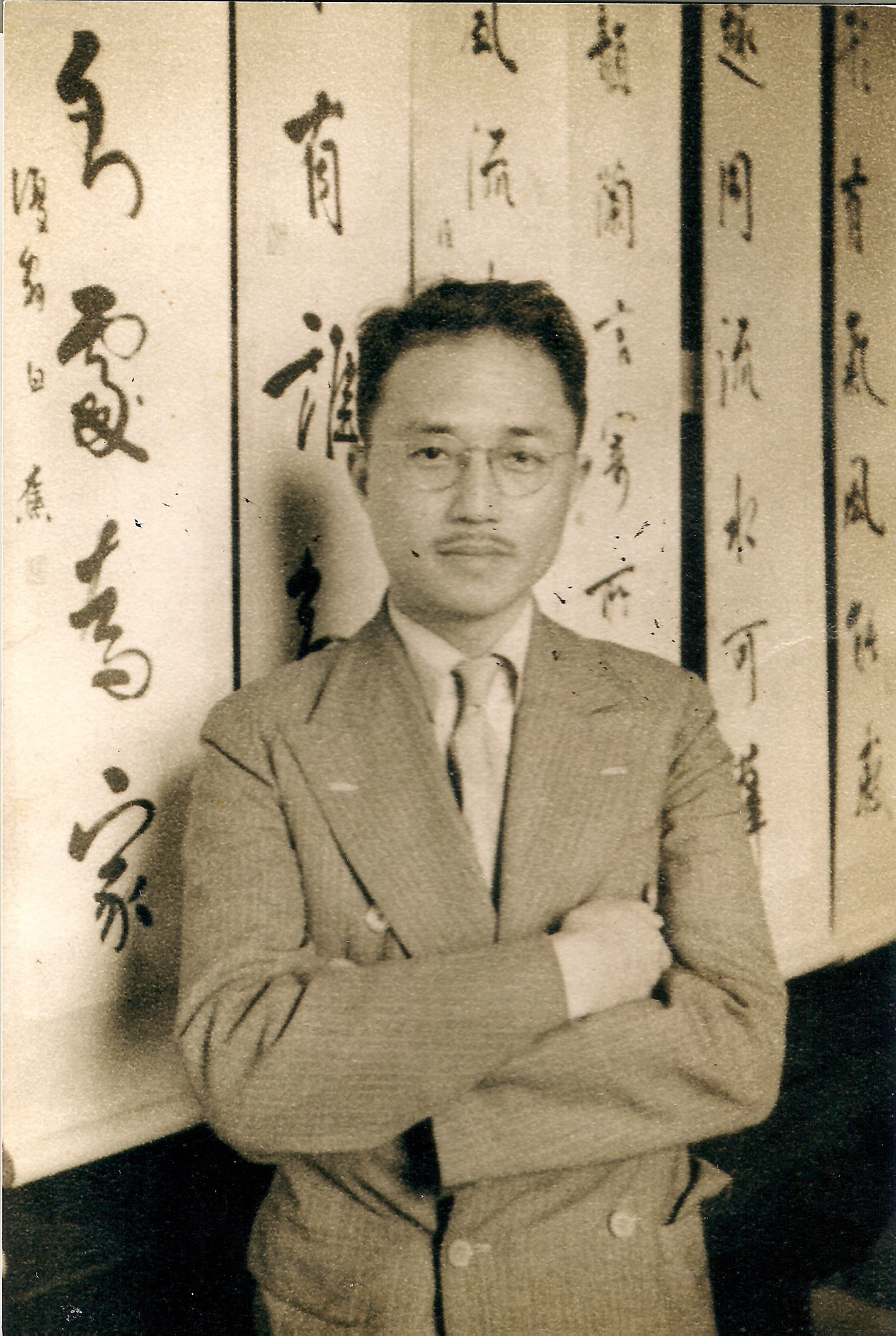 唐吉慧配图：上世纪40年代白蕉摄于上海大新公司书画展展厅.jpg