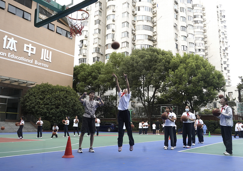 培训监管司司长俞伟跃先后来到上海市闵行区平阳小学,黄浦区卢湾中学