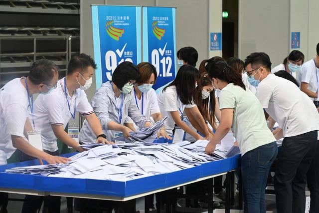 9月12日，投票站人员在截止投票后开启票箱进行点票工作。新华社 图