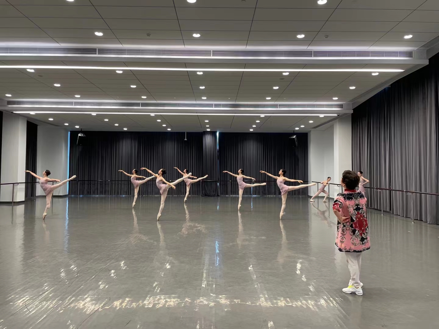 林美芳古典芭蕾教学展示现场图2.jpeg