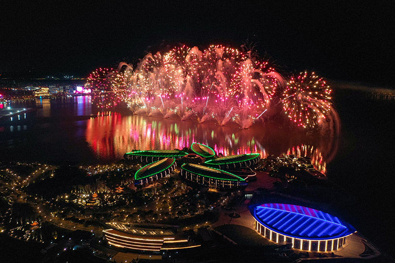 视频2022新年首夜滴水湖烟花绚烂临港新片区迎来第三个完整年