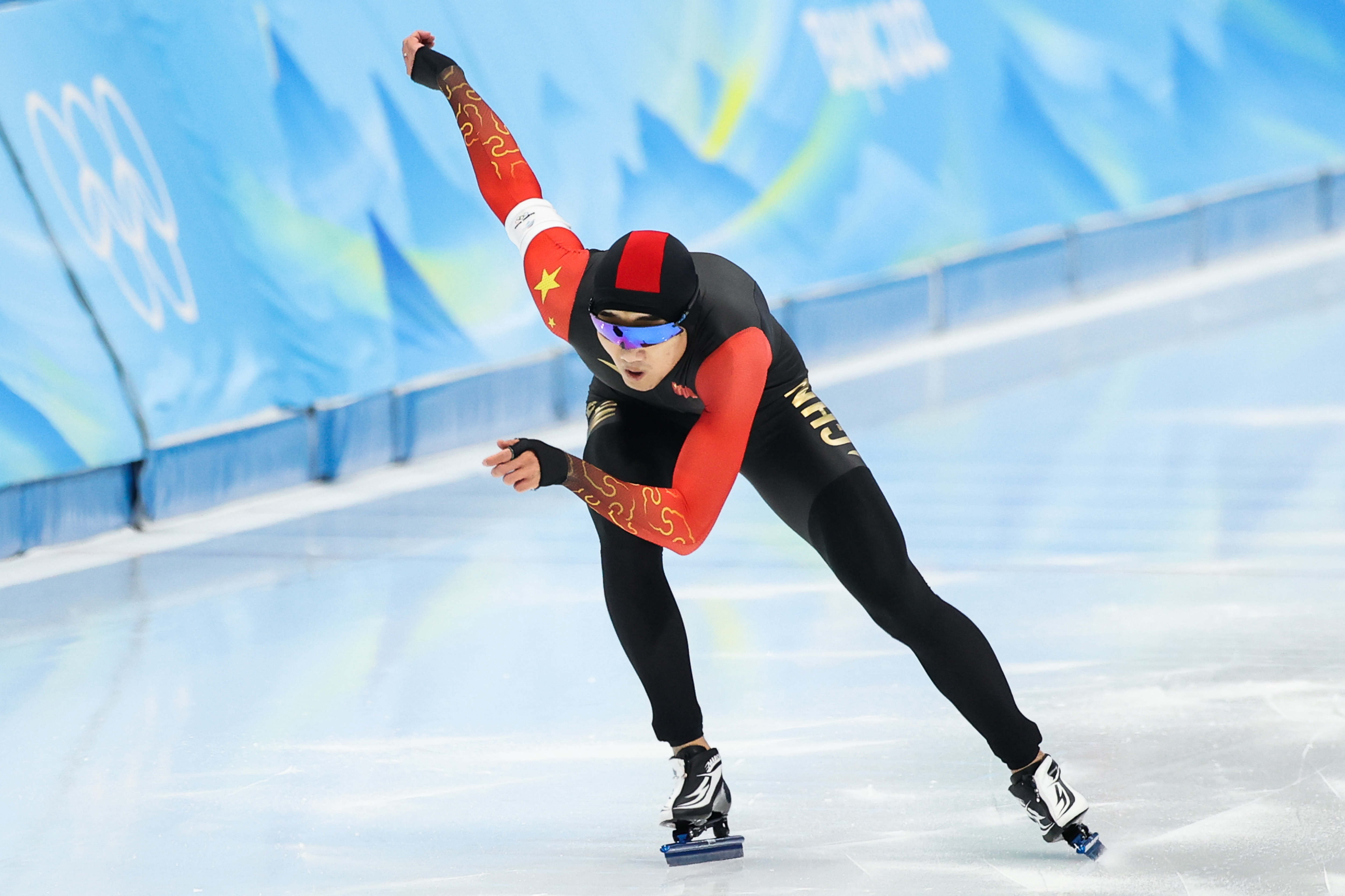 在在刚刚结束的北京冬奥会速度滑冰男子500米决赛,中国代表团开幕式