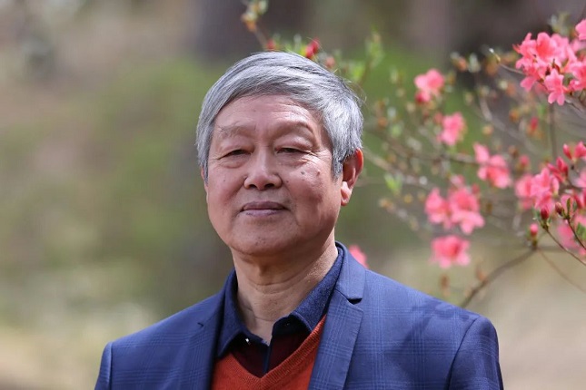 江南大学老教授用画笔记录中国队夺金时刻他与冰墩墩还有这样的缘分