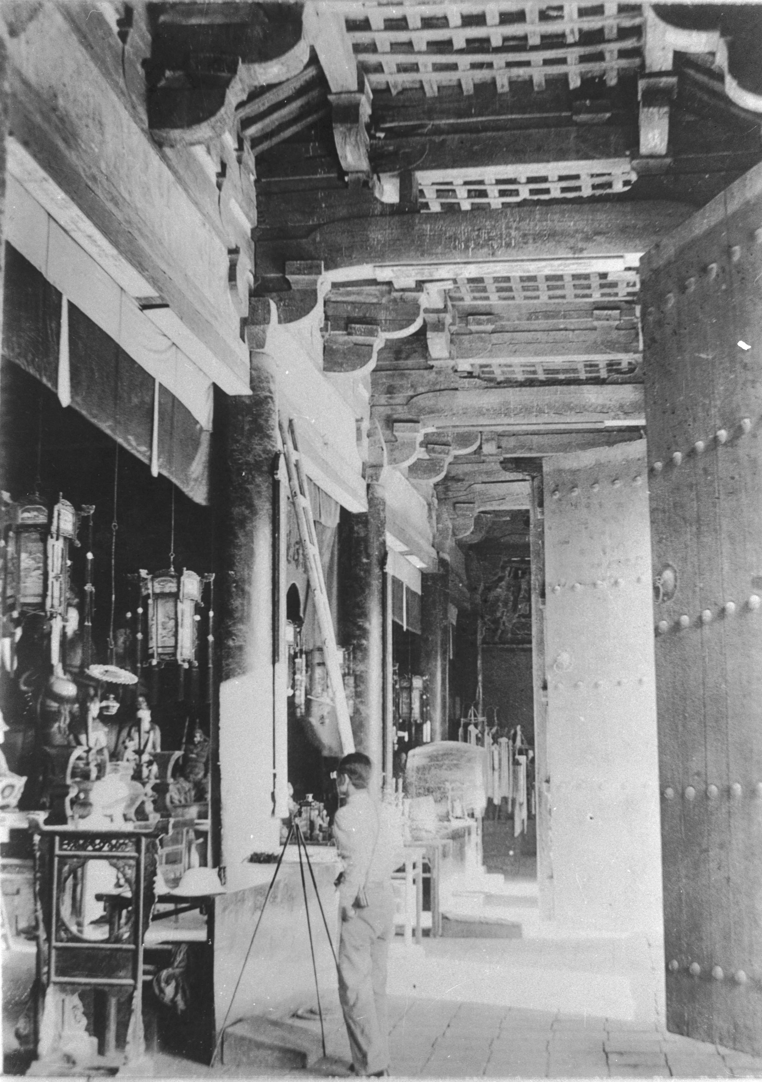 1937年,梁思成在佛光寺东大殿内调查.jpg