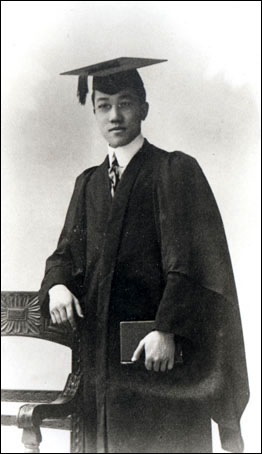 王文显伦敦大学毕业照.jpg