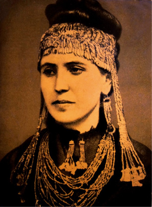 佩戴古代珠宝的索菲娅·谢里曼。她所佩戴的这些珠宝都来自海因里希所发现的“普里阿摩斯的宝藏”.jpg
