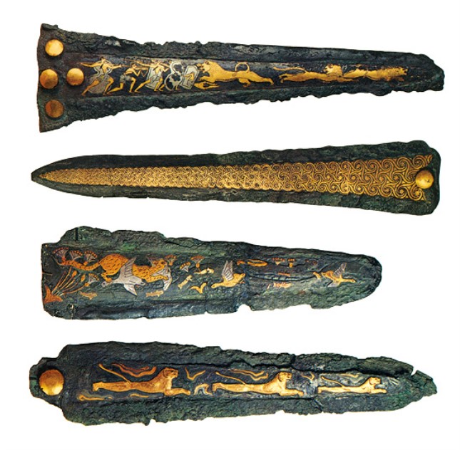 迈锡尼遗址出土的匕首，以精美的镶嵌图案作为装饰。最上面一把装饰着猎狮图案的匕首，出土自II号竖穴墓，是迈锡尼艺术的杰作.jpg