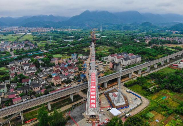 杭温铁路跨杭黄铁路转体连续梁成功转体 1376