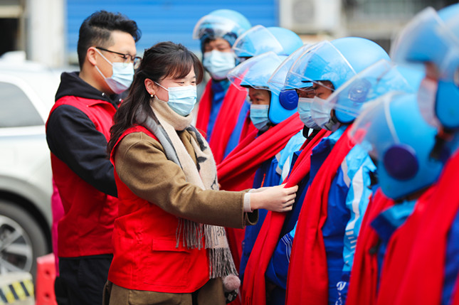 nei  武康街道余英坊，“德小青”志愿者将围巾给送给留在当地过年的外卖员，让他们感受温暖。_副本.jpg