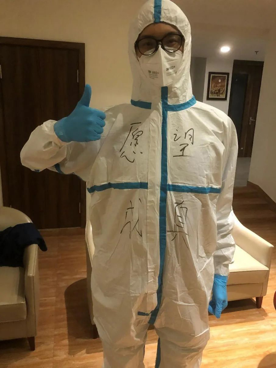 蒋明昊把“愿望成真”写在防护服上，为同学疏导焦虑情绪也是他的工作之一。