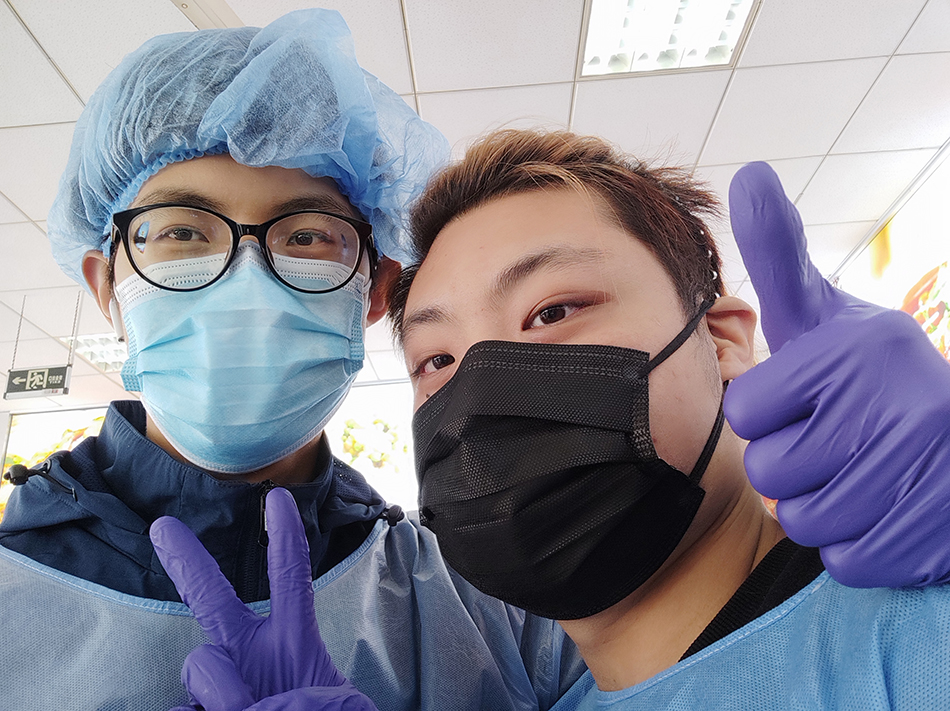 蒋明昊（左一）在食堂做志愿者。