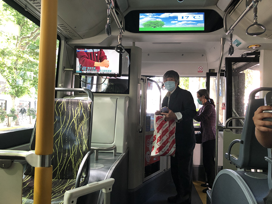 5月22日，49路公交车恢复运营，年近70岁的张明携妻子前往中山医院随访配药。 本文图片均由澎湃新闻记者 李佳蔚 摄