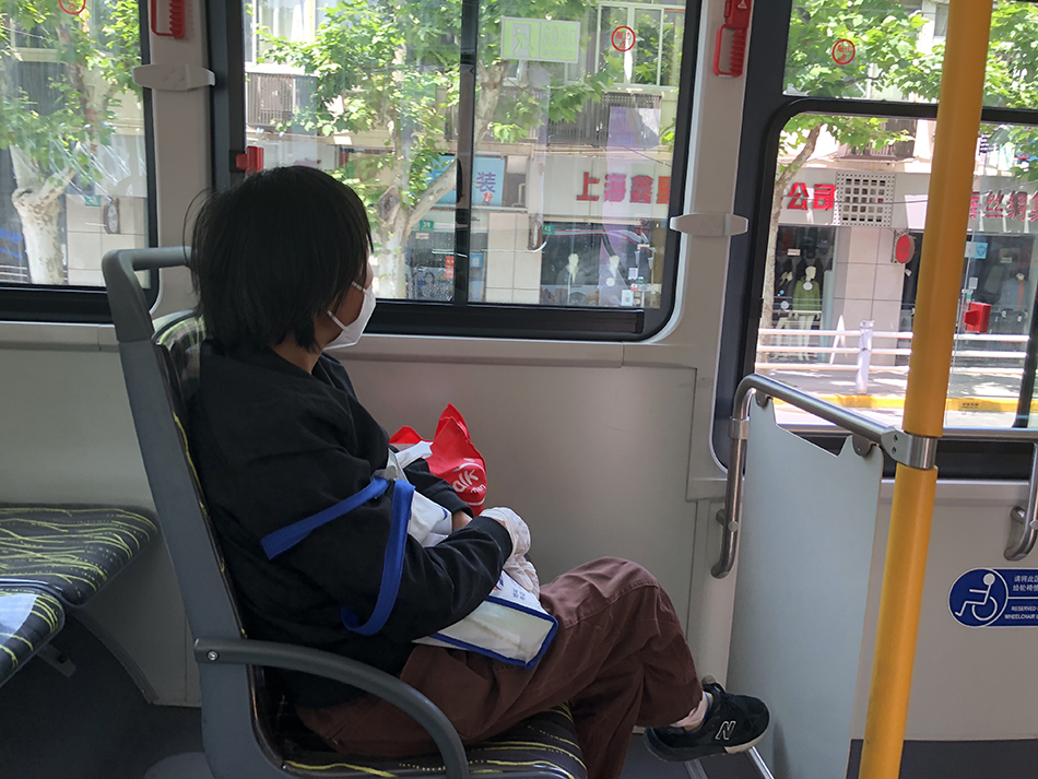 49路公交车上，叶女士辗转从杨浦到徐汇的龙华医院、中山医院配药。