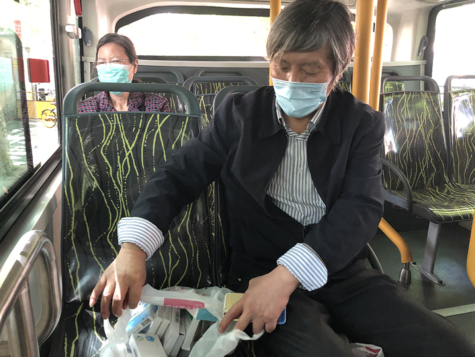 张明和妻子在中山医院看病后，开好了所需药品。
