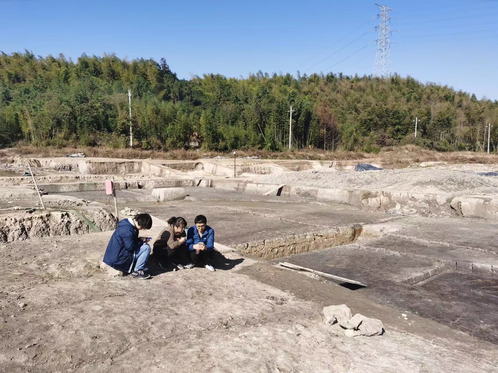 摄制组和学术总制片人秦岭在施岙遗址.jpg