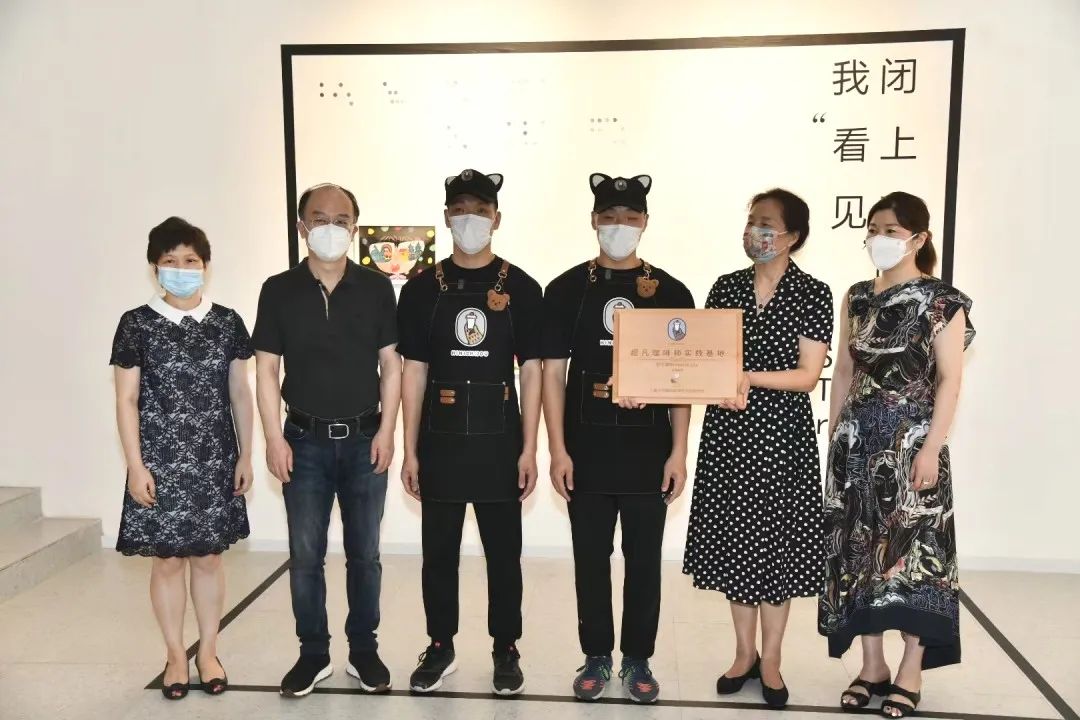 ④2019年6月，武警上海市总队执勤第四支队十中队指导员杨泽楠为色德村党员上党课.jpg