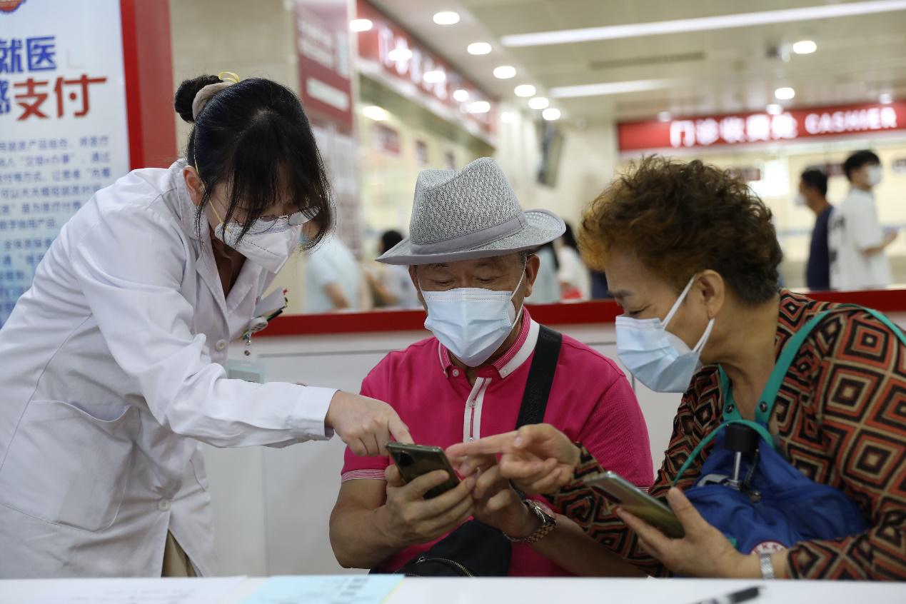 华山医院智慧门诊服务中心启用手把手教老年人掌上就医