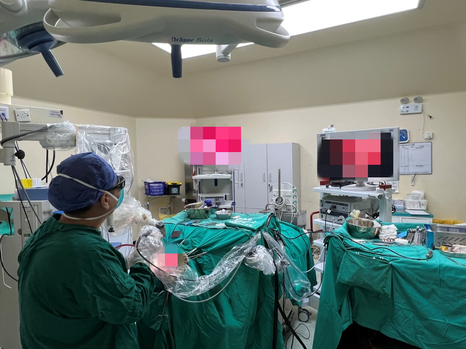 侯立军主任在外视镜和内镜下手术.jpg 侯立军主任在外视镜和内镜下手术.jpg