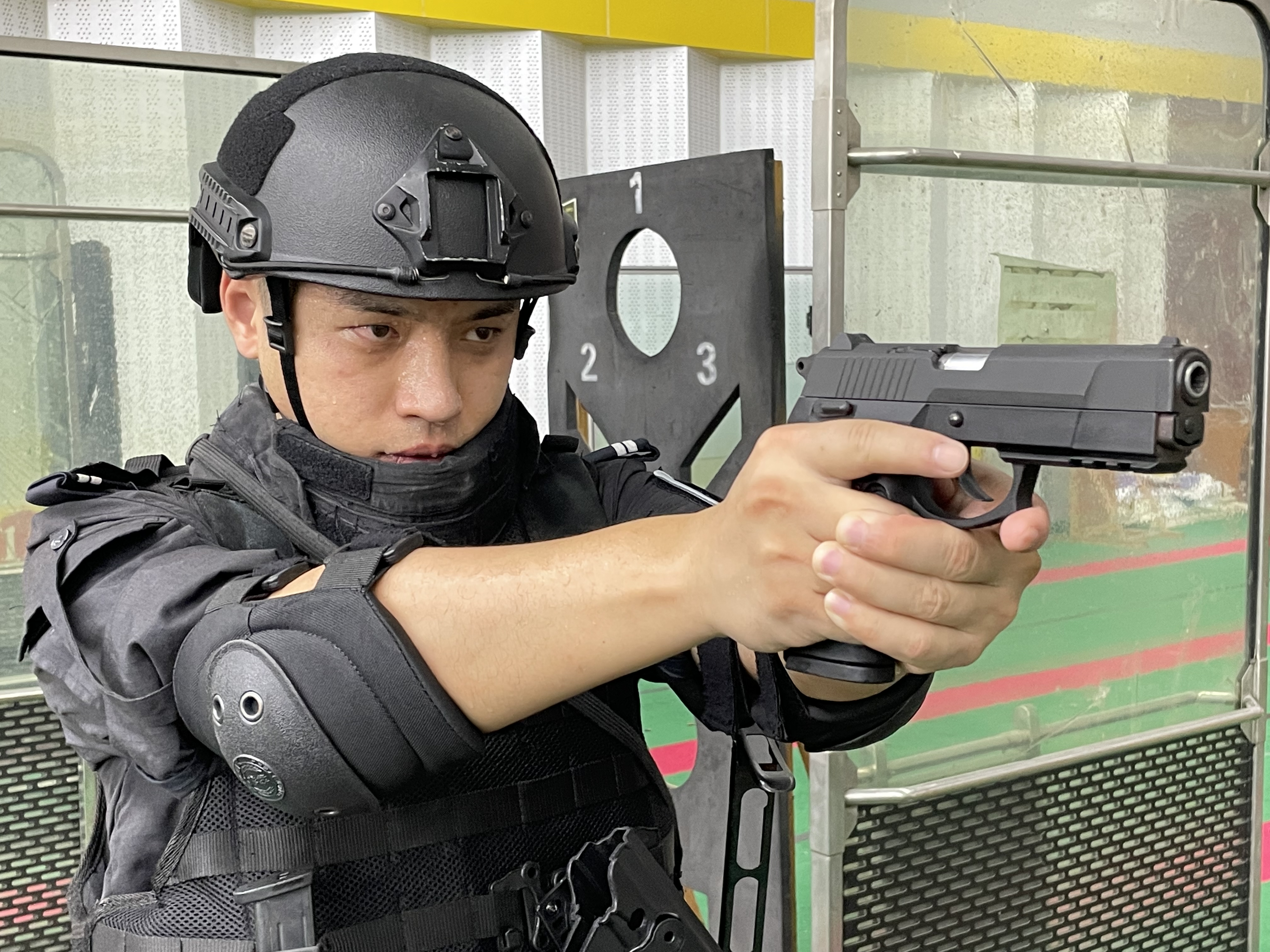 ①7月1日下午，武警上海市总队执勤第四支队十中队指导员杨泽楠为色德村党员上党课.jpg