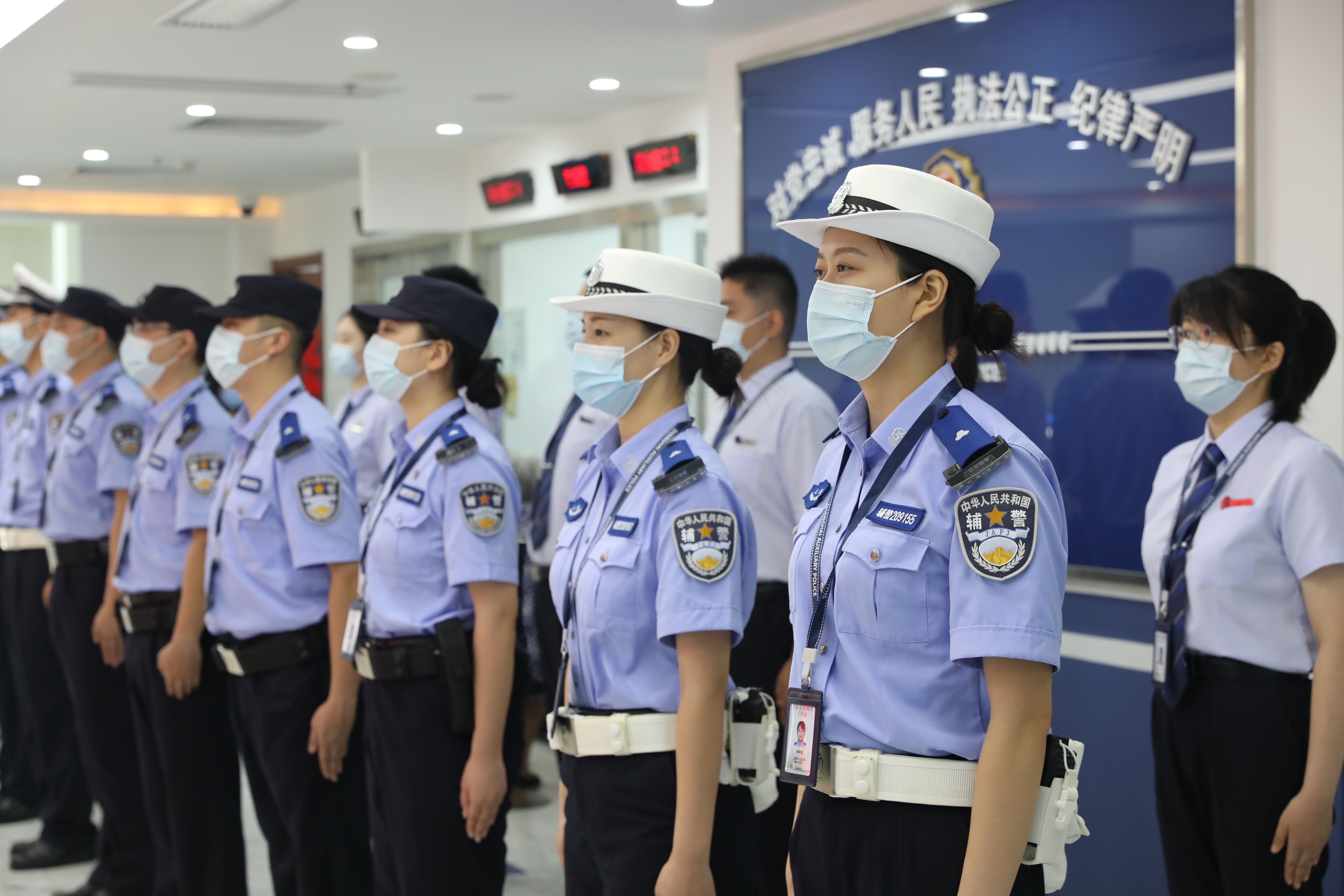 这标志着上海公安辅警正式迈入制度化,规范化,法治化