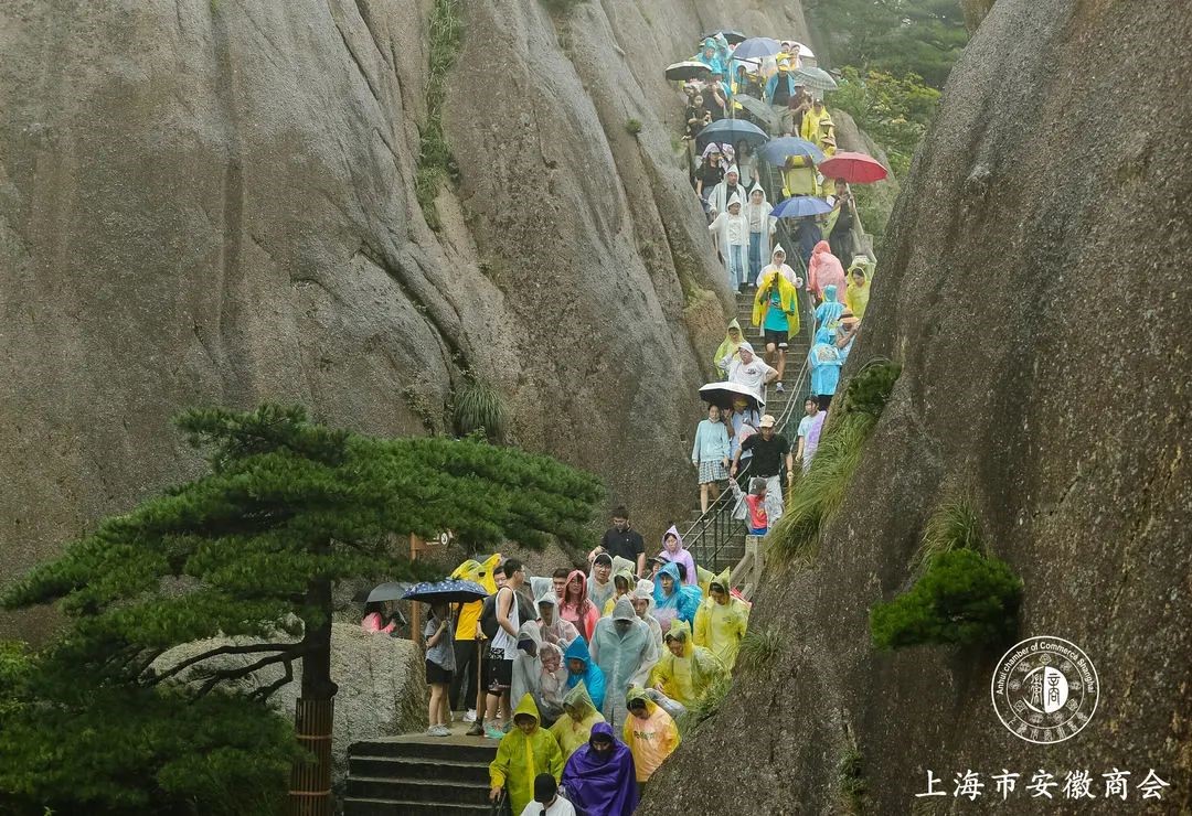 ④2019年6月，武警上海市总队执勤第四支队十中队指导员杨泽楠为色德村党员上党课.jpg