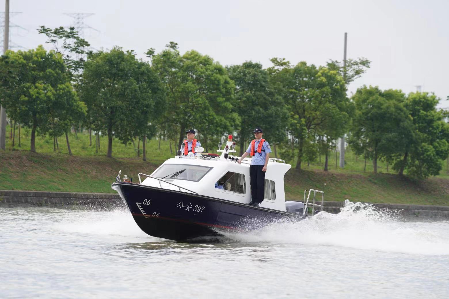 ①7月1日下午，武警上海市总队执勤第四支队十中队指导员杨泽楠为色德村党员上党课.jpg