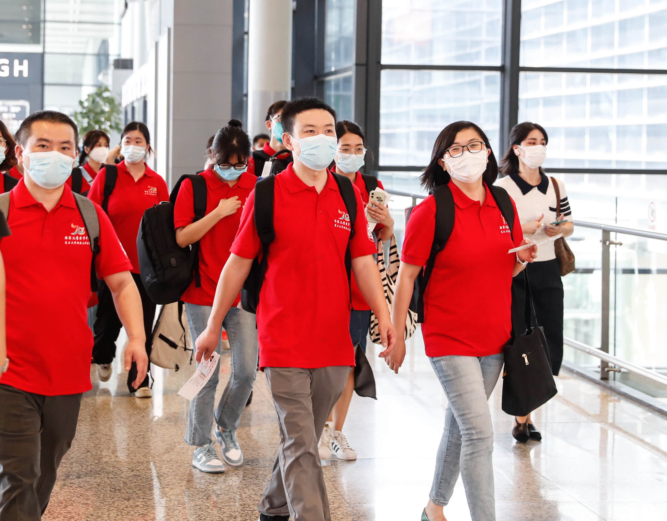 上海第二支援琼医疗队奔赴海南抗疫,将整建制接管当地方舱医院_视频