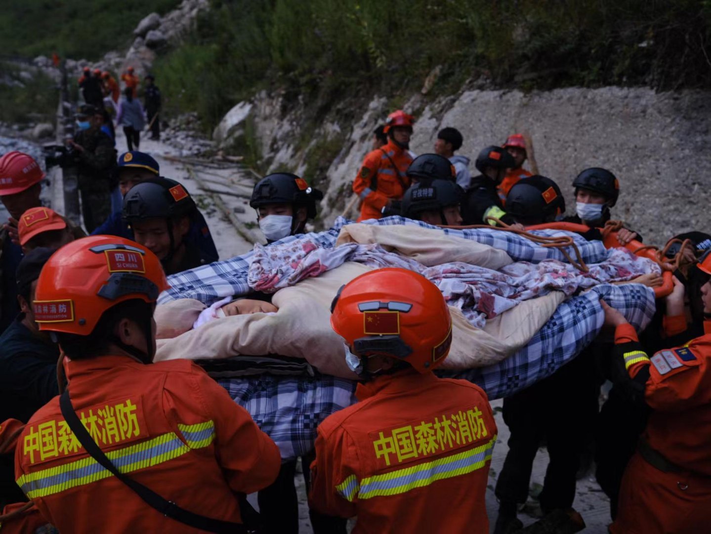四川泸定县发生6.8级地震，受灾和救援最新情况如何？
